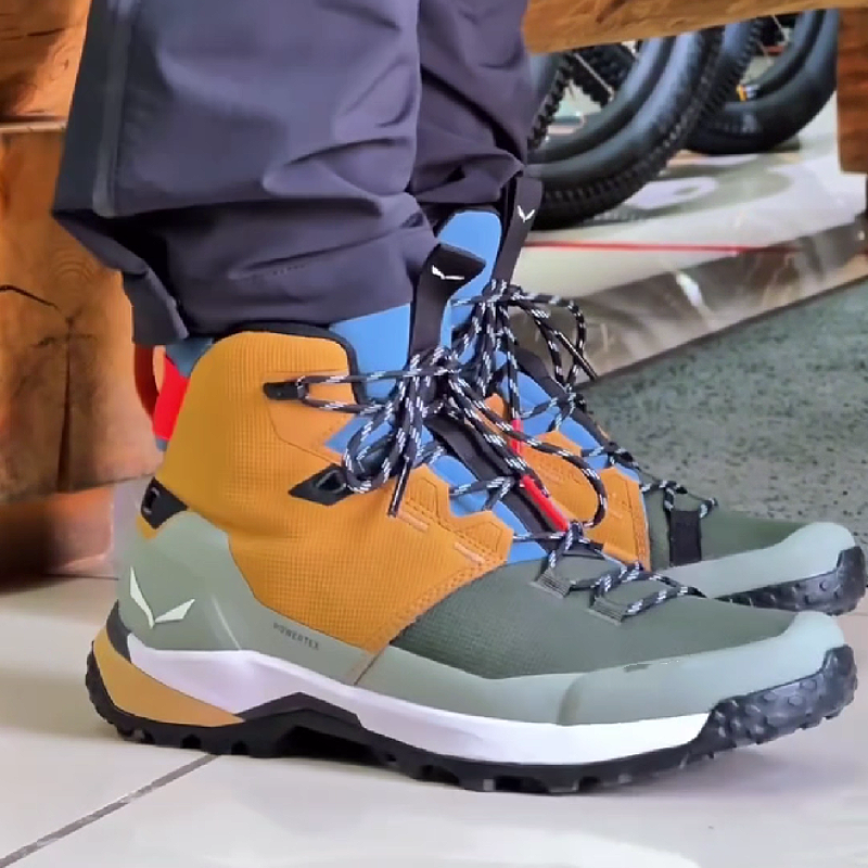 Men's Mountaineering Boots with Secure Buckle System