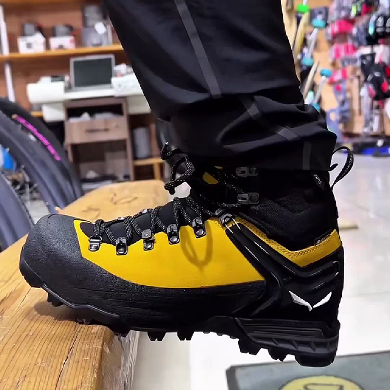 Men's High-Top Hiking Boots with Adjustable Laces