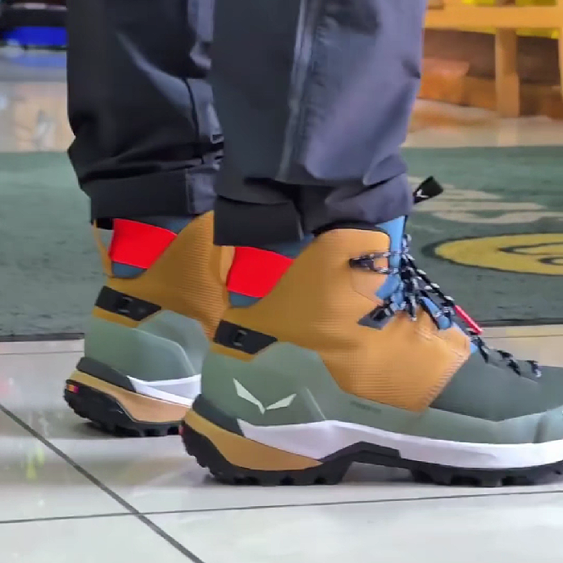 Men's Mountaineering Boots with Secure Buckle System