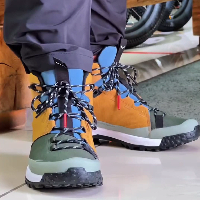 Men's Mountaineering Boots with Secure Buckle System