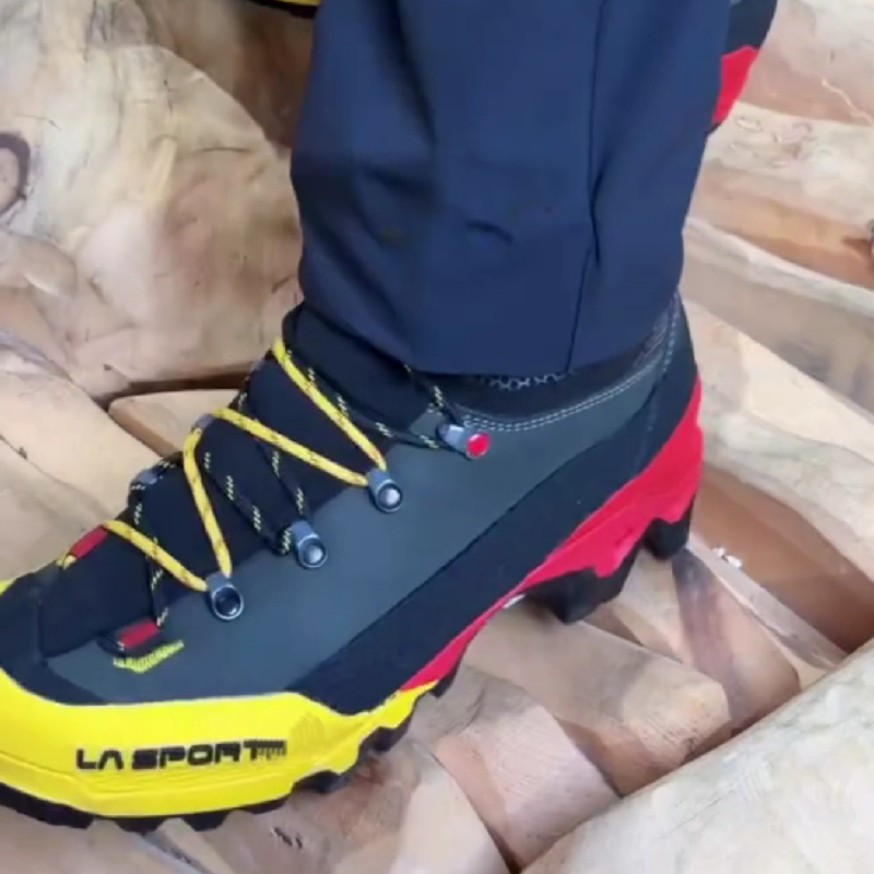 Men's Climbing Boots with Secure Lace-Up System