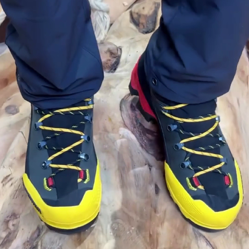 Men's Climbing Boots with Secure Lace-Up System