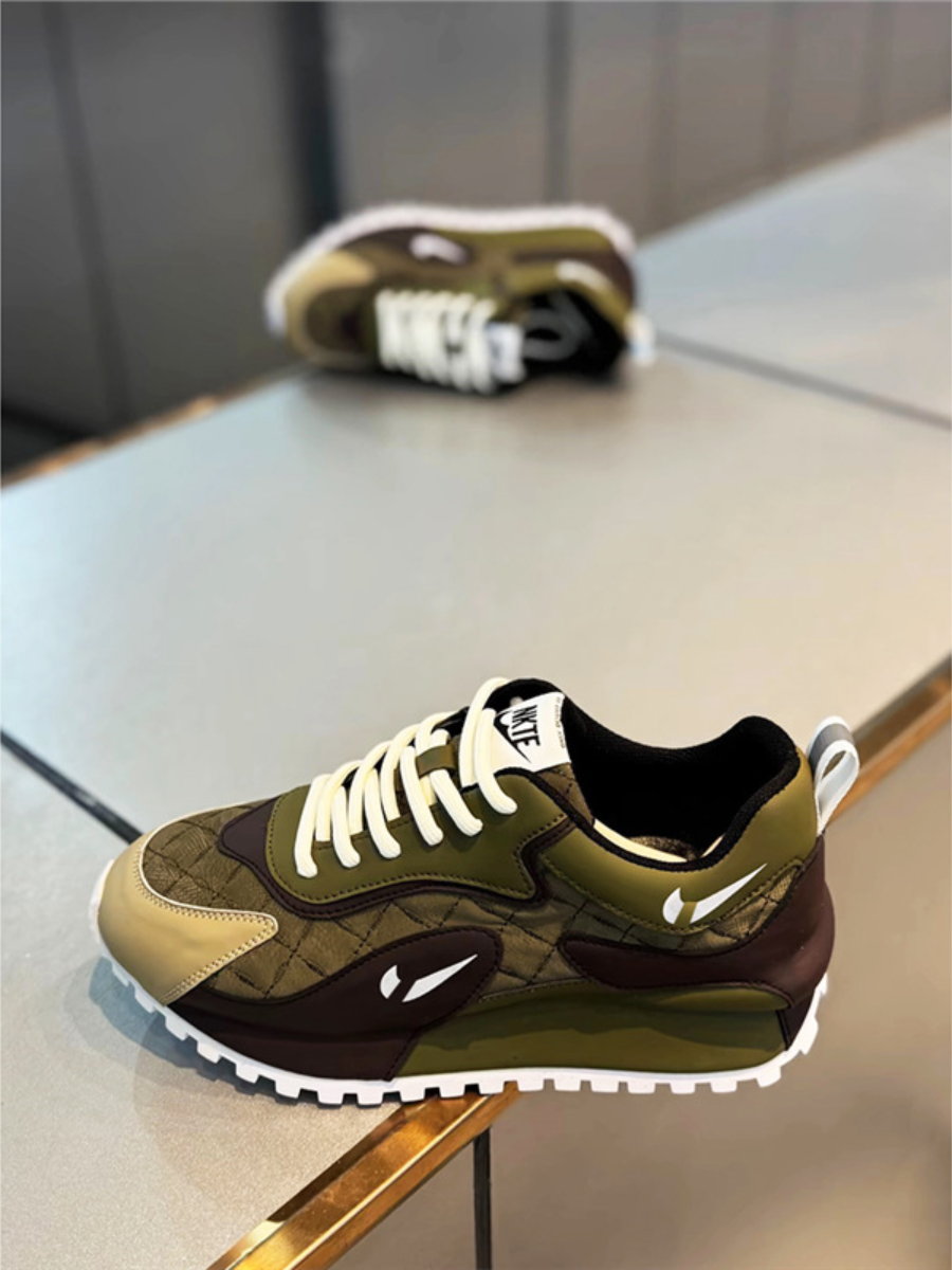 Bold Design Retro Sneaker