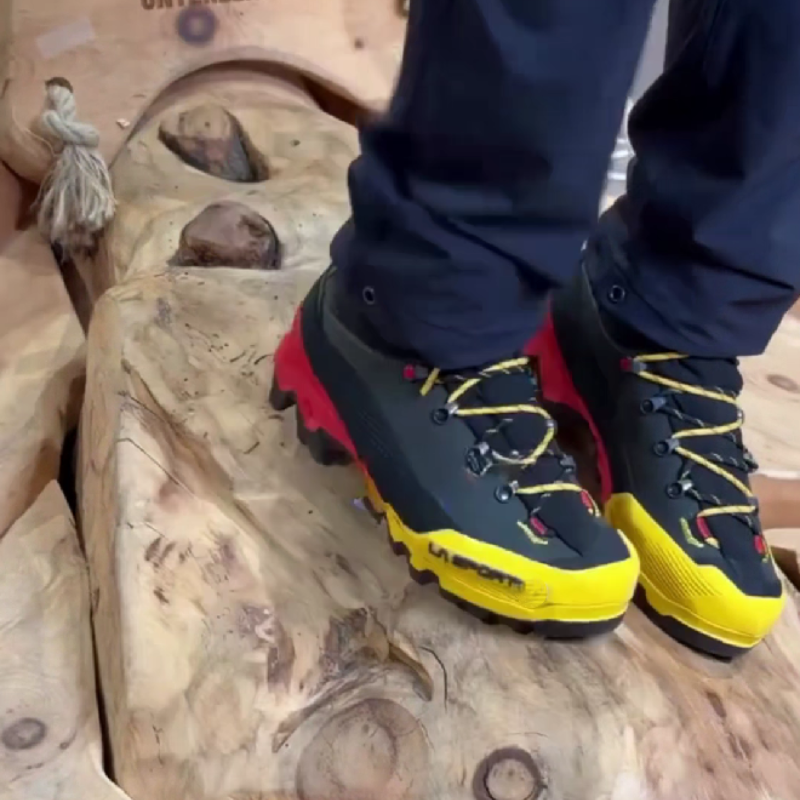 Men's Climbing Boots with Secure Lace-Up System